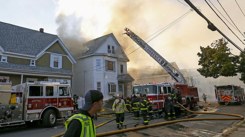 Cerca de 30 casas en llamas por una serie de explosiones de gas en Massachusetts
