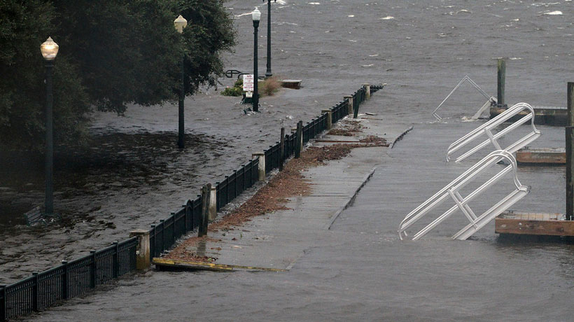 Vientos y lluvia del Huracán Florence comienzan a azotar EE.UU.