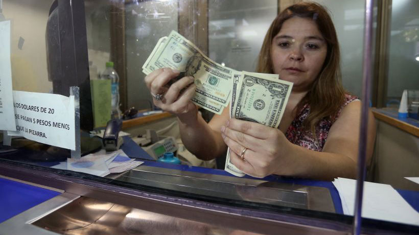 El dólar registró su mayor caída diaria en casi una década