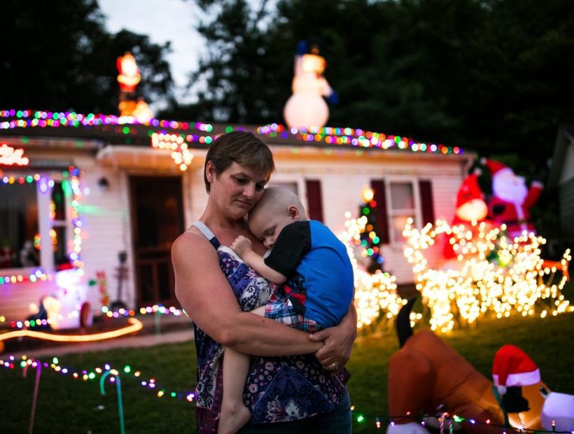 Destruyen adornos que vecinos habían puesto para que niño enfermo de cáncer terminal celebrara Navidad