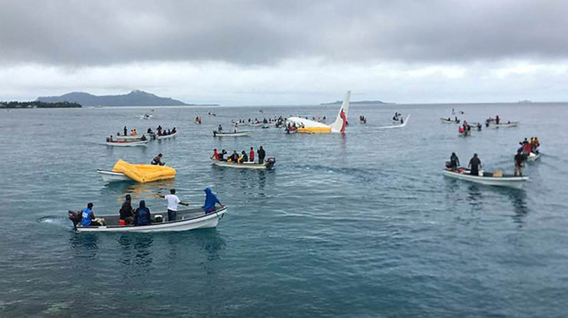 Avión se saltó la pista y aterrizó en una laguna en Micronesia: los ocupantes salieron ilesos
