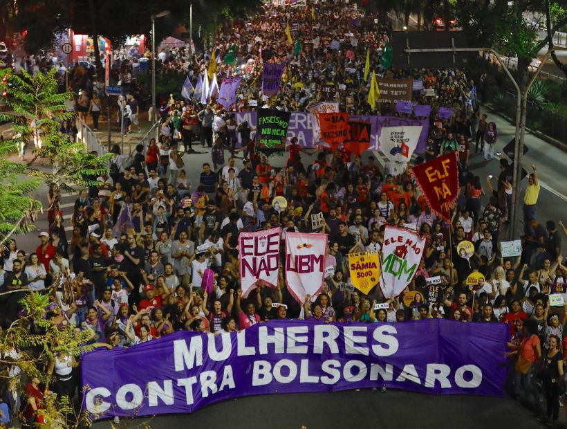 Mujeres en Brasil encabezan protesta contra candidato presidencial de extrema derecha