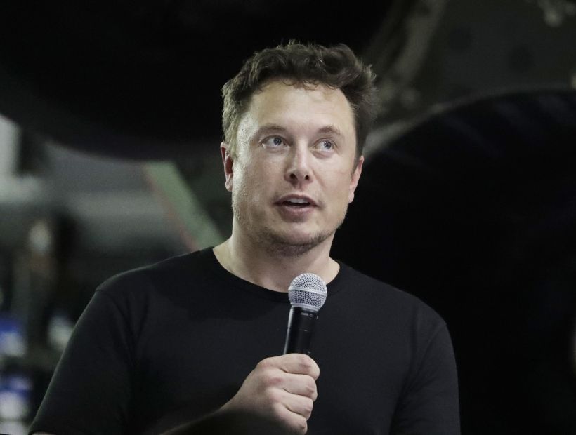 Elon Musk abandona presidencia de Tesla para evitar demanda por fraude