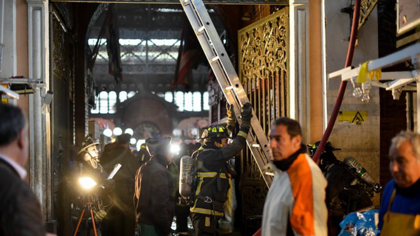 Incendio destruyó dos cocinerías y una avícola al interior del Mercado Central