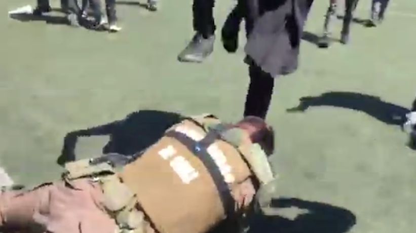 [VIDEO] Alcalde de Santiago publicó videos de brutal agresión de estudiantes a carabinero en el INBA