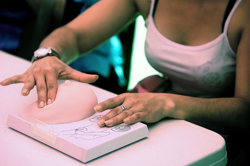 Autoexplorar las axilas es vital para la detección temprana del cáncer de mama