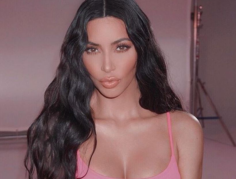  Kim Kardashian se desnudó para promocionar su nueva colección de maquillaje y fue duramente criticada