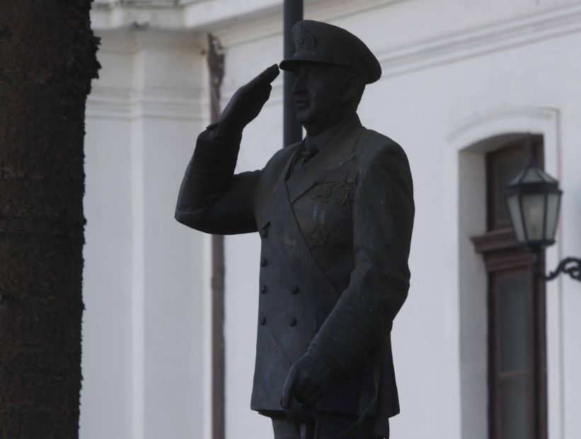 Armada se niega a remover estatua de José Toribio Merino Armada se niega a remover estatua de José Toribio Merino