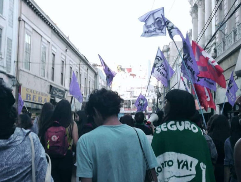 Cerca de 500 mujeres marchan contra el machismo en Valparaíso