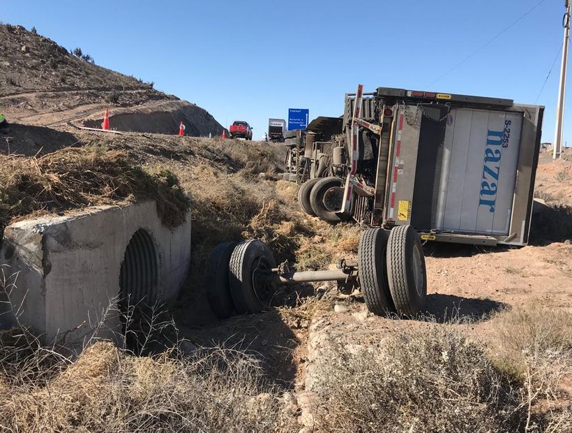 Camión de alto tonelaje volcó en la Ruta 5 Norte camino de Vallenar