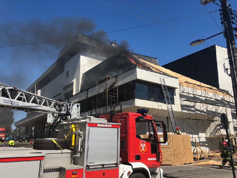 Evacúan edificio municipal de Valdivia por fuego en el Teatro Lord Cochrane