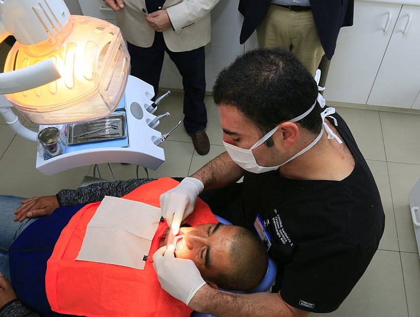 Diez pacientes recibirán implantes dentales gratuitos en Puerto Montt