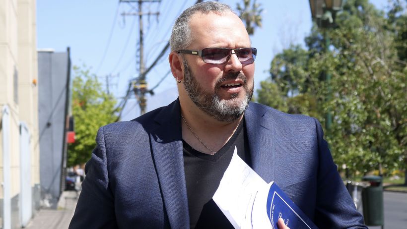 Sebastián Dávalos tras constantes ataques de Miguel Bosé a Bachelet: "Al dictador aquí le cantó y bailó bonito en Viña"