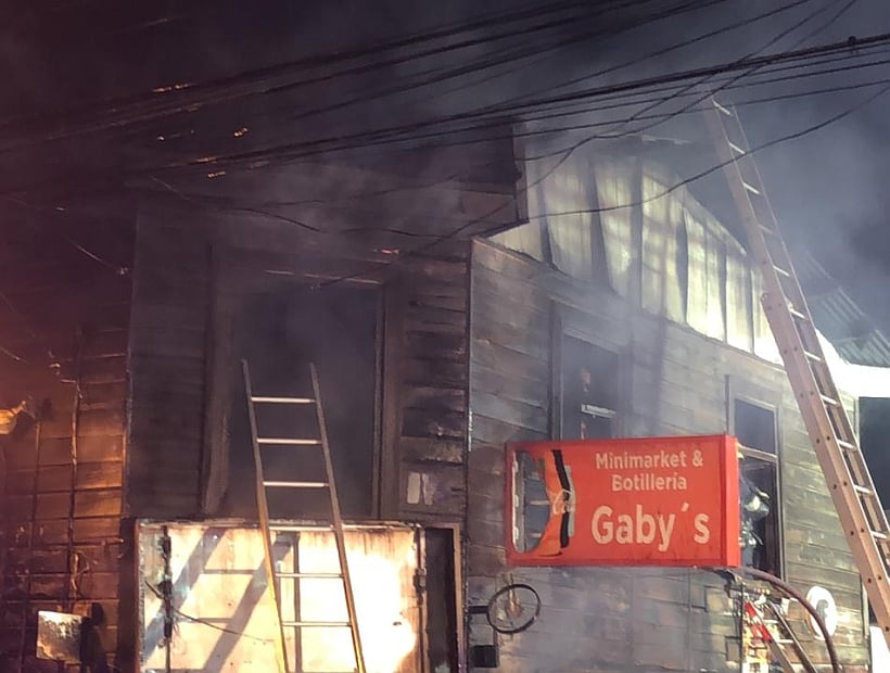 Incendio destruyó antigua casa en Puerto Montt denuncian presunta