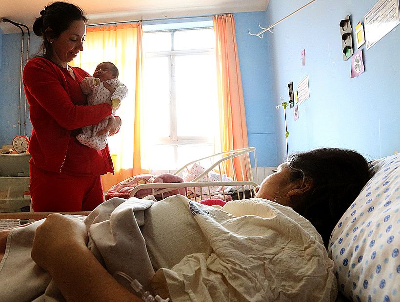 Cerca de 400 parejas de Concepción esperan por un tratamiento de fecundación in vitro