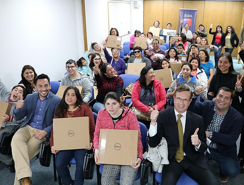 Personas en situación de discapacidad de Los Lagos recibieron computadores