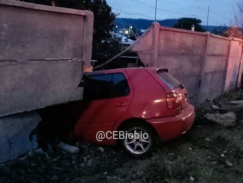 Un conductor perdió el control de su auto y terminó en el patio de una ...