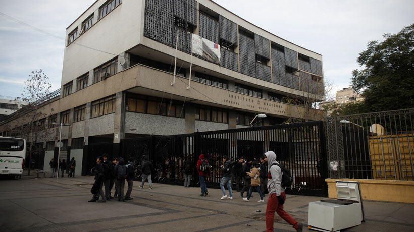 Alcalde de Santiago no descartó expulsiones ante incidentes en el Instituto Nacional