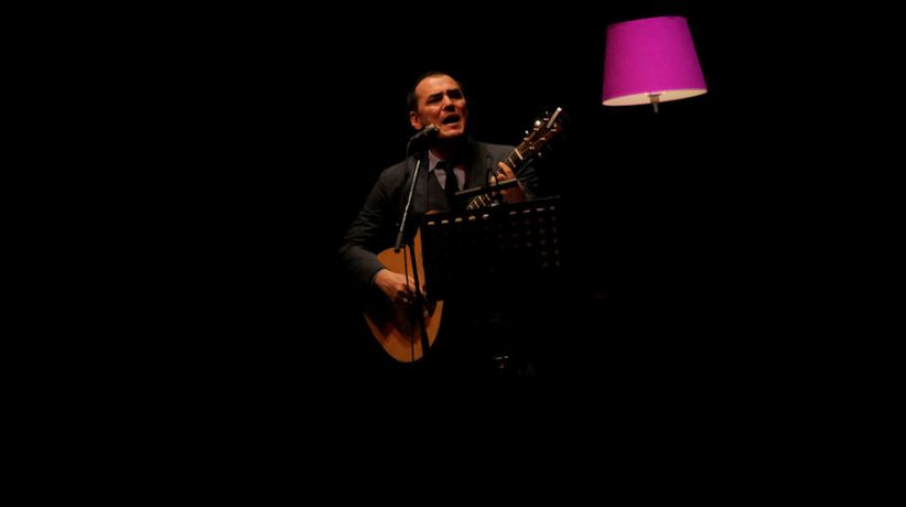 Ismael Serrano por dichos de Bosé contra Bachelet: "Me parece bien que los músicos se comprometan con sus ideales políticos"