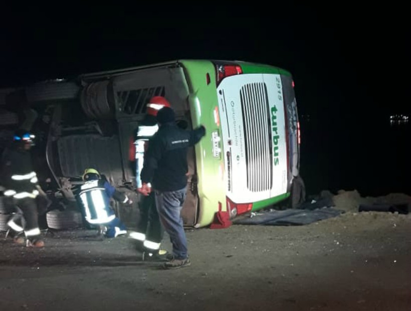 Cuatro heridos en estado grave tras volcamiento de un bus en Tocopilla ...