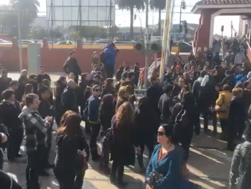 [VIDEO] Profesores realizaron una masiva manifestación en el Mall Arauco San Antonio