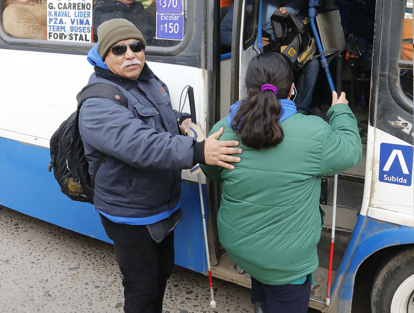 Pareja de ciegos muestra un letrero y los billetes para que micro les pare en Viña del Mar