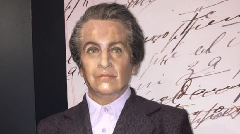 Escultor del Museo de Cera y figura de Gabriela Mistral: "Me parece que la retocaron y estoy indignado" Escultor del Museo de Cera y figura de Gabriela Mistral: "Me parece que la retocaron y estoy indignado"