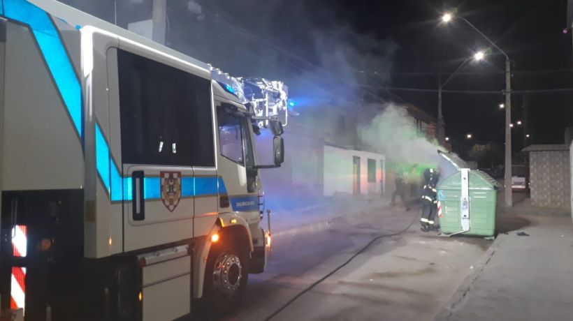 Desconocidos prendieron fuego a un contenedor de basura en Iquique