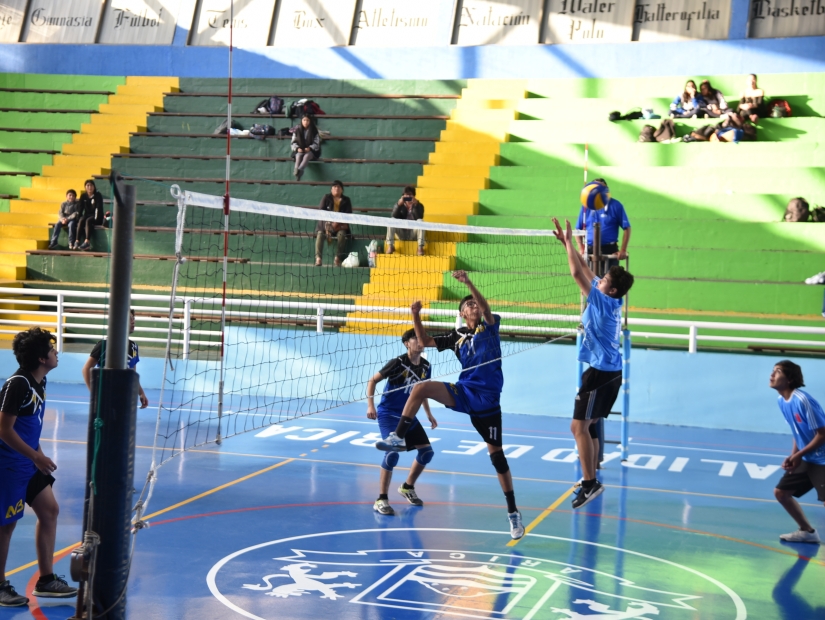 Liceo B-4 de Arica alzó la copa de torneo de aniversario del DAEM