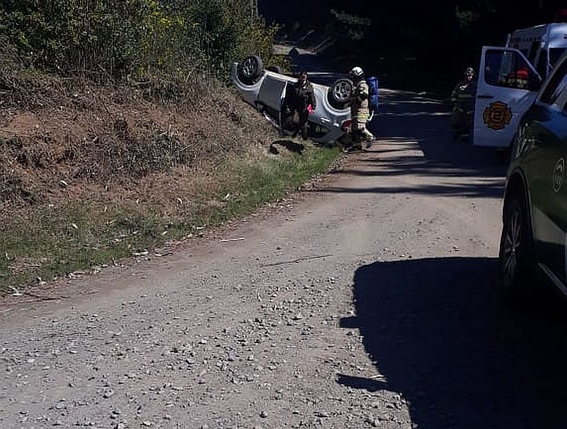 El volcamiento de un auto dejó a tres personas lesionadas en Tomé