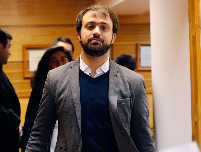 Sharp apuntó a J.A. Kast por supuesta “operación de la derecha” en Twitter en su contra
