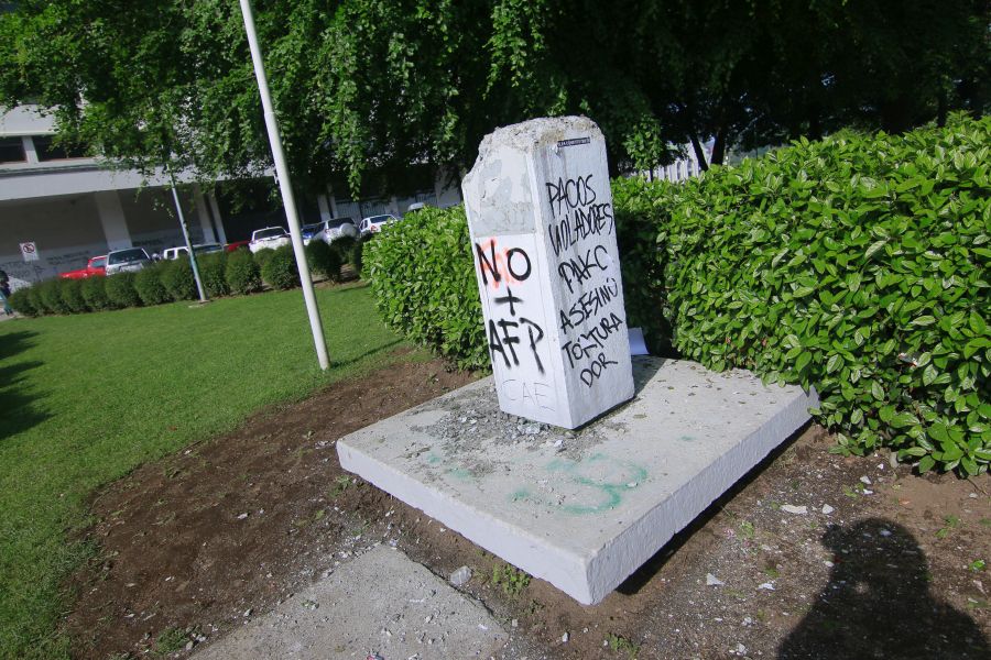 Manifestantes rompieron busto de Bernardo O´higgins