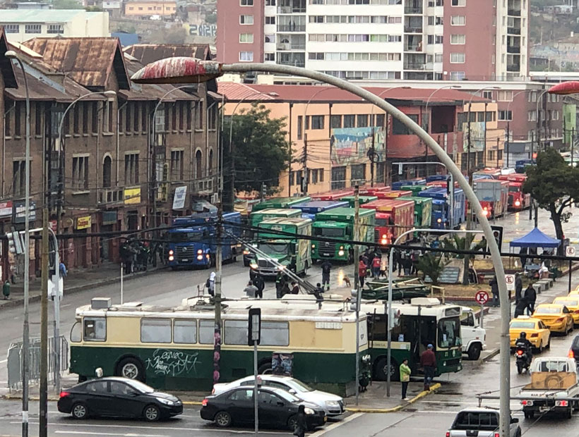 [VIDEO] Camiones subcontratistas de CCU realizaron