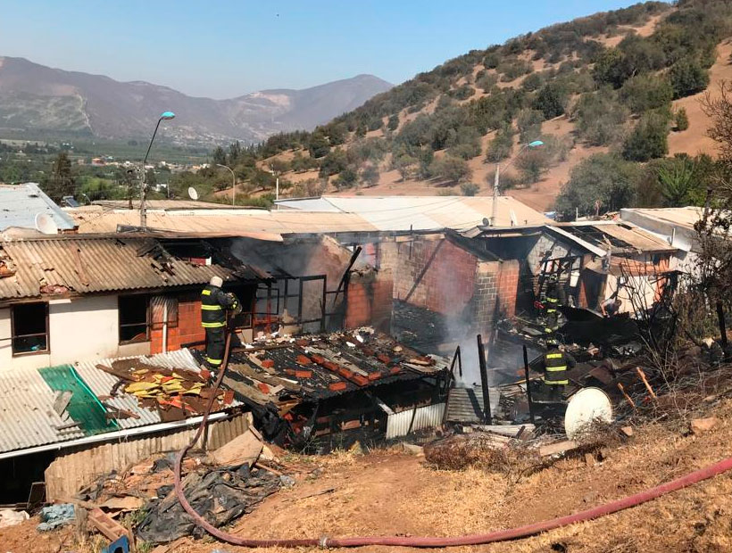 Incendio estructural en Hijuelas: cinco viviendas dañadas y 20 damnificados