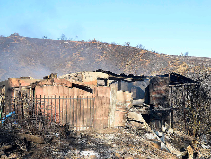 Vecinos afectados por incendio en Valparaíso piden a voluntarios subir con palas para ayudar: "Nos falta gente"