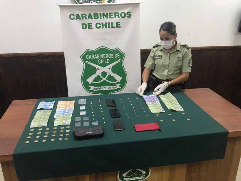 Carabineros detiene a tres mujeres que utilizaban librería como fachada para venta de droga sintética en Pucón Carabineros detiene a tres mujeres que utilizaban librería como fachada para venta de droga sintética en Pucón