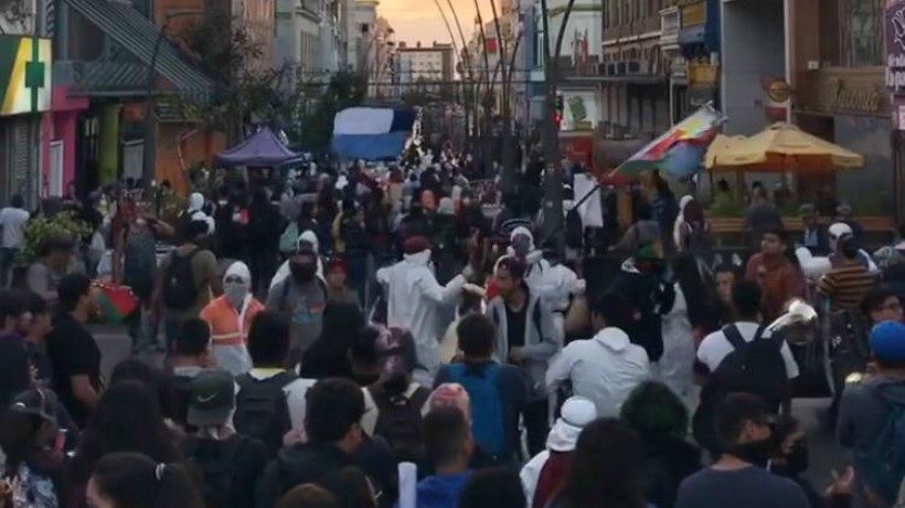 Antofagastinos realizaron marcha con overoles blancos en el centro