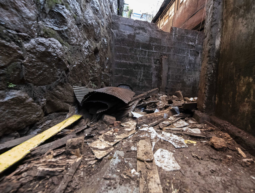 Lluvias en Valparaíso provocan derrumbe del muro de una casa en Cerro Concepción