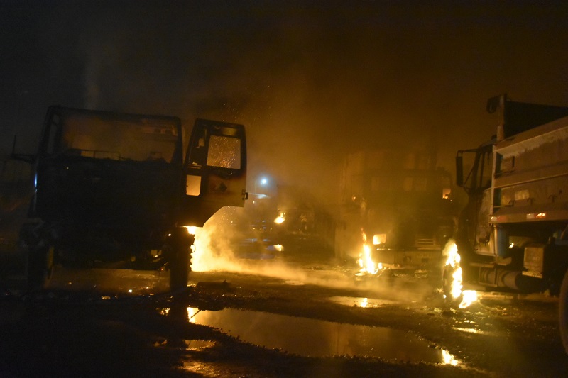 Atentado incendiario en Padre Las Casas: 18 camiones arden frente al hospital en Ruta Maquehue Atentado incendiario en Padre Las Casas: 18 camiones arden frente al hospital en Ruta Maquehue