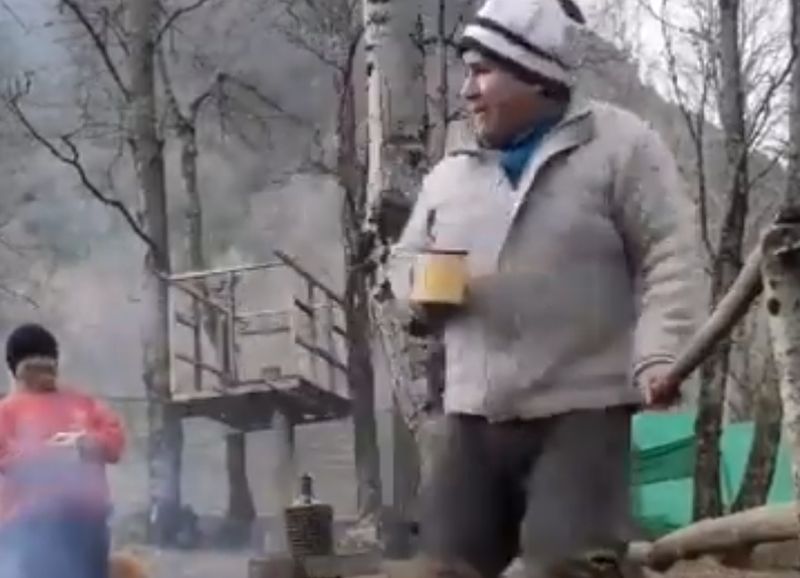 "Ay pariente!": vecino de Curarrehue protagoniza divertida caída que se hizo viral "Ay pariente!": vecino de Curarrehue protagoniza divertida caída que se hizo viral