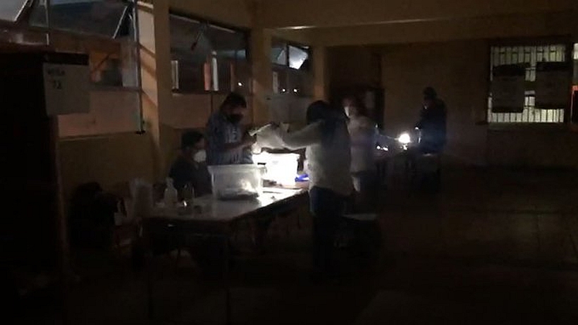 Video Se Quedaron Sin Luz Y Tuvieron Que Contar Los Votos Iluminando