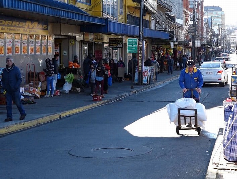 Cierran el tránsito de vehículos en calle Varas de Puerto Montt