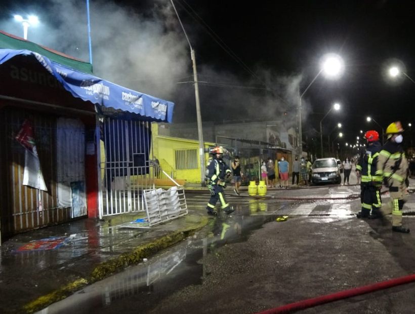 Incendio afectó vivienda en el sur de Iquique y dejó cuatro personas damnificadas Incendio afectó vivienda en el sur de Iquique y dejó cuatro personas damnificadas