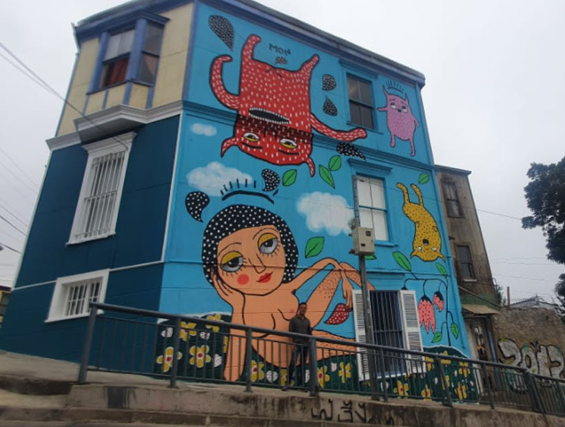 Mon Laferte sorprende a Valparaíso pintando un mural en Cerro Alegre