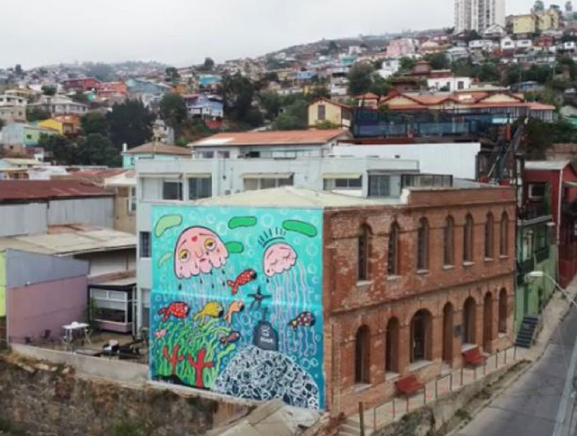Mon Laferte pintó nuevo mural en Valparaíso por contaminación en el mar