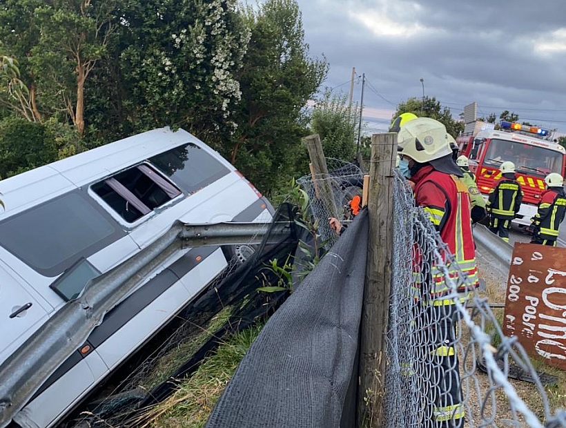 Furgón casi cae sobre una casa tras accidente en la Carretera Austral