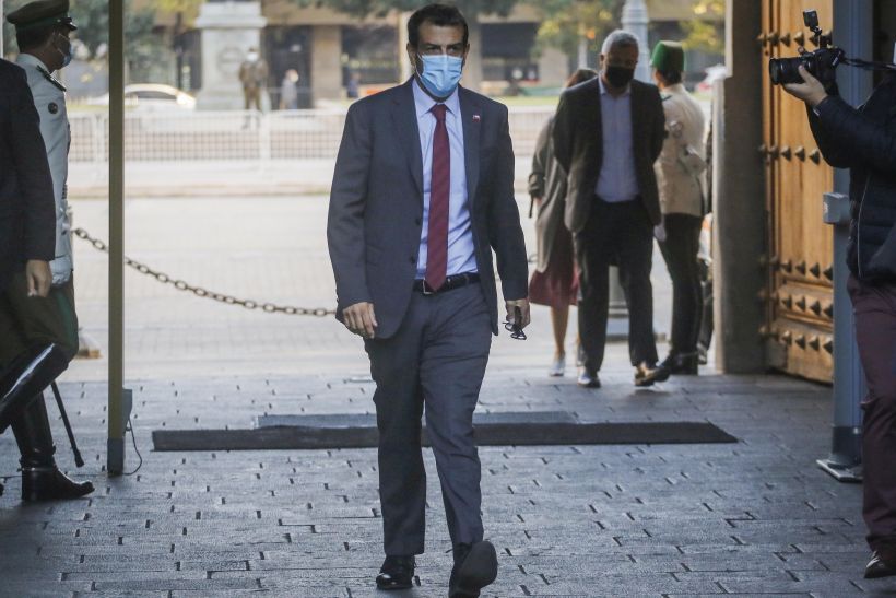 Ministro Delgado llamó al autocuidado tras regresar a La Moneda Ministro Delgado llamó al autocuidado tras regresar a La Moneda