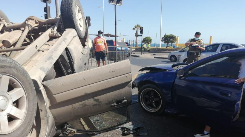 Colisión vehicular con posterior volcamiento se produjo en costanera de