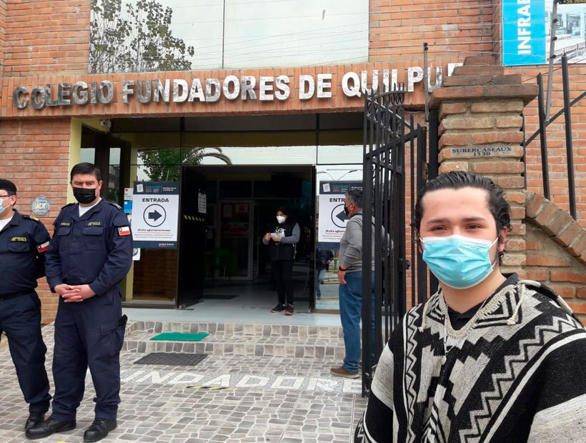 Joven habría sido obligado a sacarse un poncho con motivos étnicos para votar en Quilpué Joven habría sido obligado a sacarse un poncho con motivos étnicos para votar en Quilpué