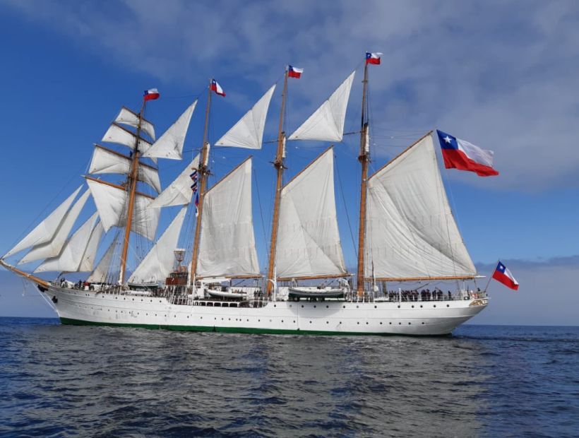 [VIDEO] Así fue el recorrido del Buque Escuela Esmeralda por la bahía de Iquique este 21 de Mayo